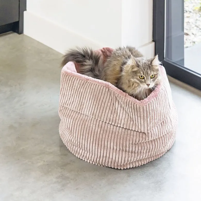 Designed by Lotte Ribbed-kissanpeti