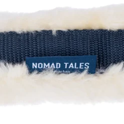 Nomad Tales -riimu tekoturkisreunuksella, laivastonsininen