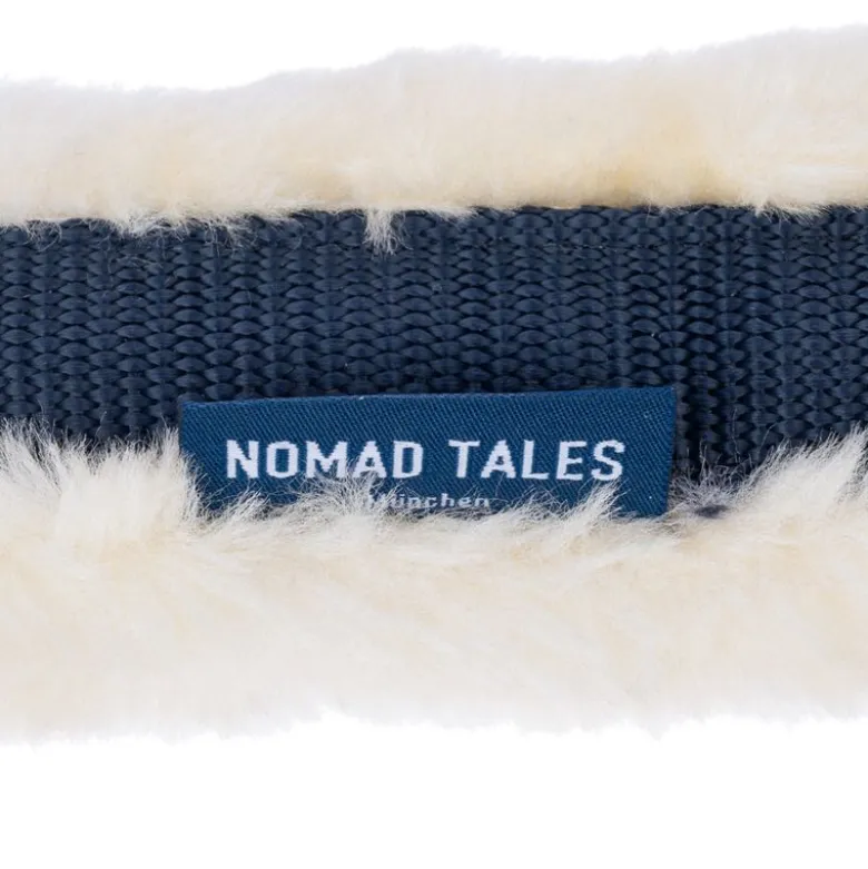 Nomad Tales -riimu tekoturkisreunuksella, laivastonsininen