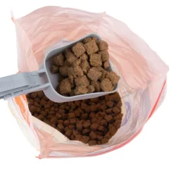 zooplus Basics -pussinsulkija kauhalla