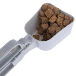 zooplus Basics -pussinsulkija kauhalla